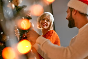 Collaborateurs décorant un arbre de Noël au bureau