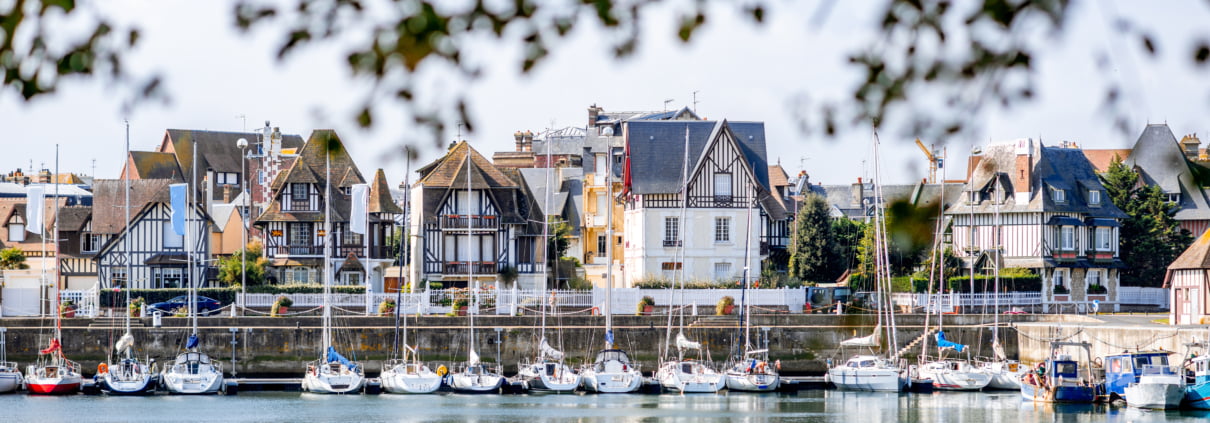 Vue de Deauville avec reflet dans l'eau