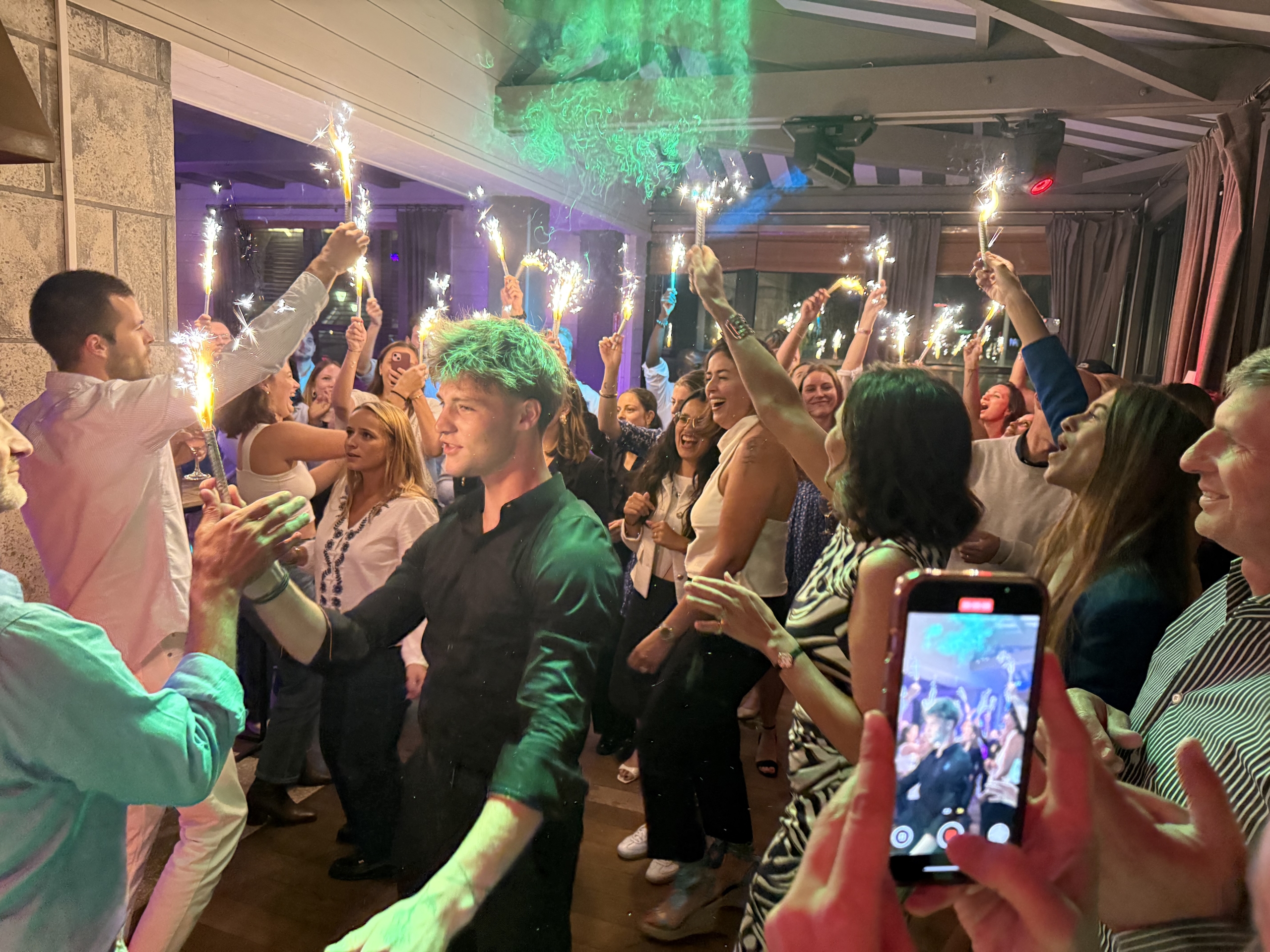 Soirée dansante d'entreprise animée par un DJ, événement festif organisé par une agence événementielle