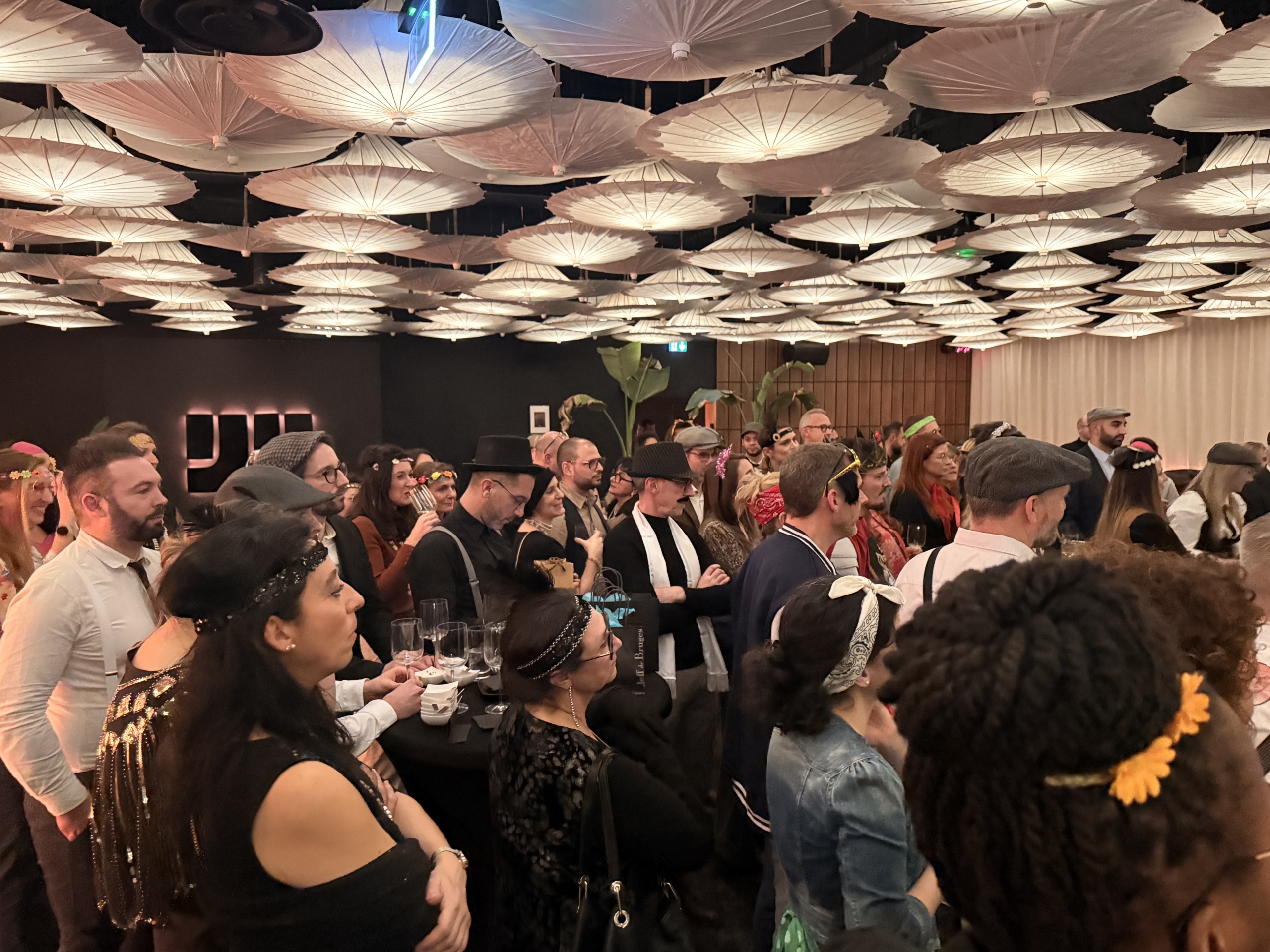 Soirée à thème d'entreprise avec scénographie immersive, événement organisé par une agence événementielle