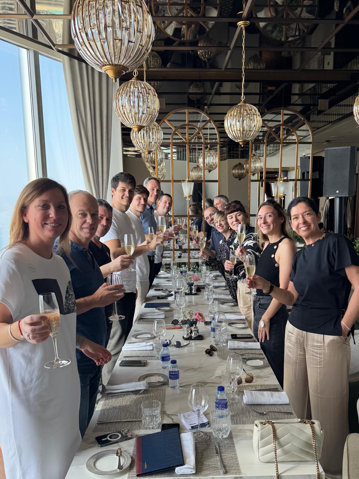 Team building en extérieur à Paris avec une équipe d'entreprise lors d'un événement organisé par Vogue Agence