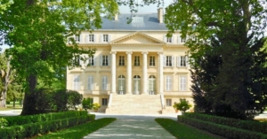 Château viticole du Médoc près de Bordeaux, cadre de prestige pour séminaires et dîners de gala d'entreprise