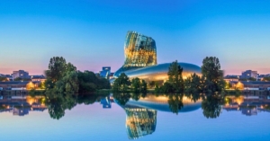 La Cité du Vin à Bordeaux, lieu iconique pour les événements de prestige et le networking