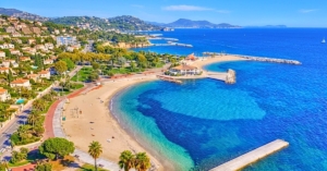 La plage du Mourillon à Toulon, cadre balnéaire idéal pour les événements, summer parties et incentives d'entreprise dans le Var