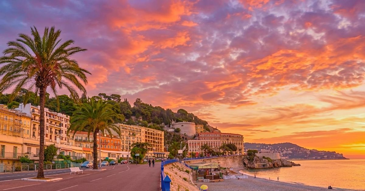 La Promenade des Anglais à Nice vue du ciel, adresse iconique pour les galas et événements de prestige sur la Côte d'Azur
