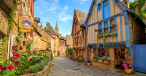 La ville médiévale de Dinan et ses remparts près de Rennes, escapade idéale pour les incentives et séminaires en Bretagne