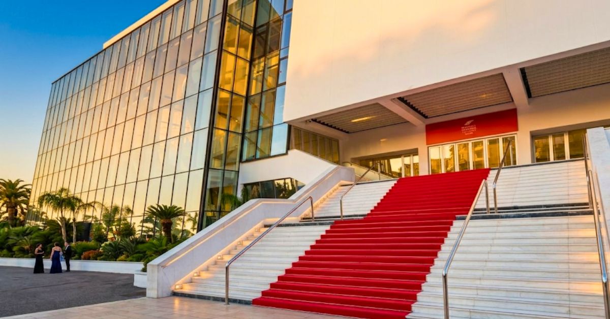 Les marches du tapis rouge du Palais des Festivals de Cannes, poumon événementiel pour conventions et plénières