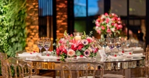 Soirée de gala d'entreprise, tables rondes élégamment dressées par Vogue Agence