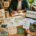 Équipe préparant un voyage d’entreprise responsable avec choix de destination, transport durable et activités locales
