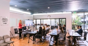 Séminaire d'entreprise organisé par Vogue Agence , intervenante face à un public attentif