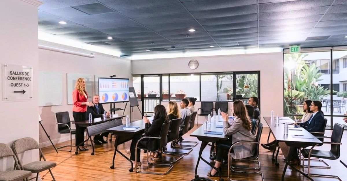 Séminaire d'entreprise organisé par Vogue Agence à Rennes, intervenante face à un public attentif