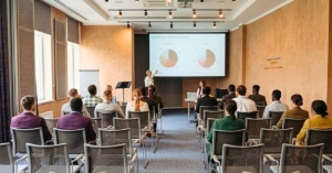 Séminaire et convention d'entreprise, public attentif face à une présentation