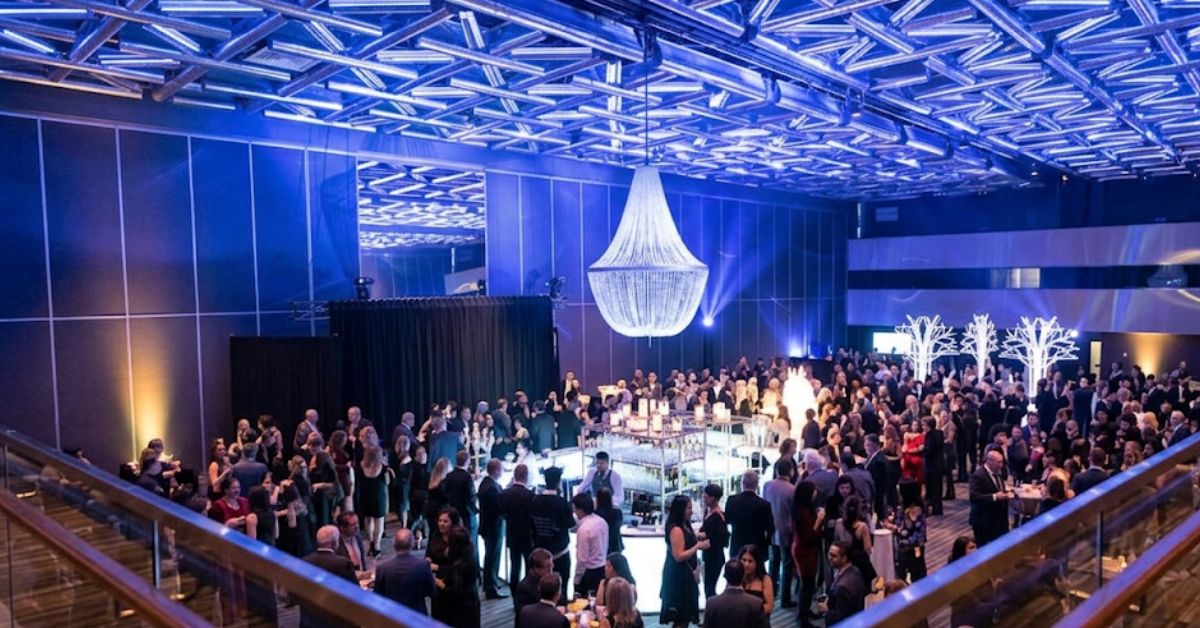 Soirée d'entreprise et dîner de gala, table dressée pour une réception festive organisée par Vogue Agence à Rennes
