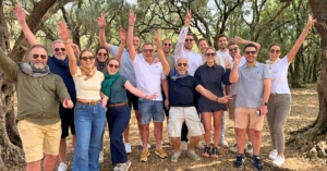 Team building en extérieur avec une équipe d'entreprise lors d'un événement organisé par Vogue Agence