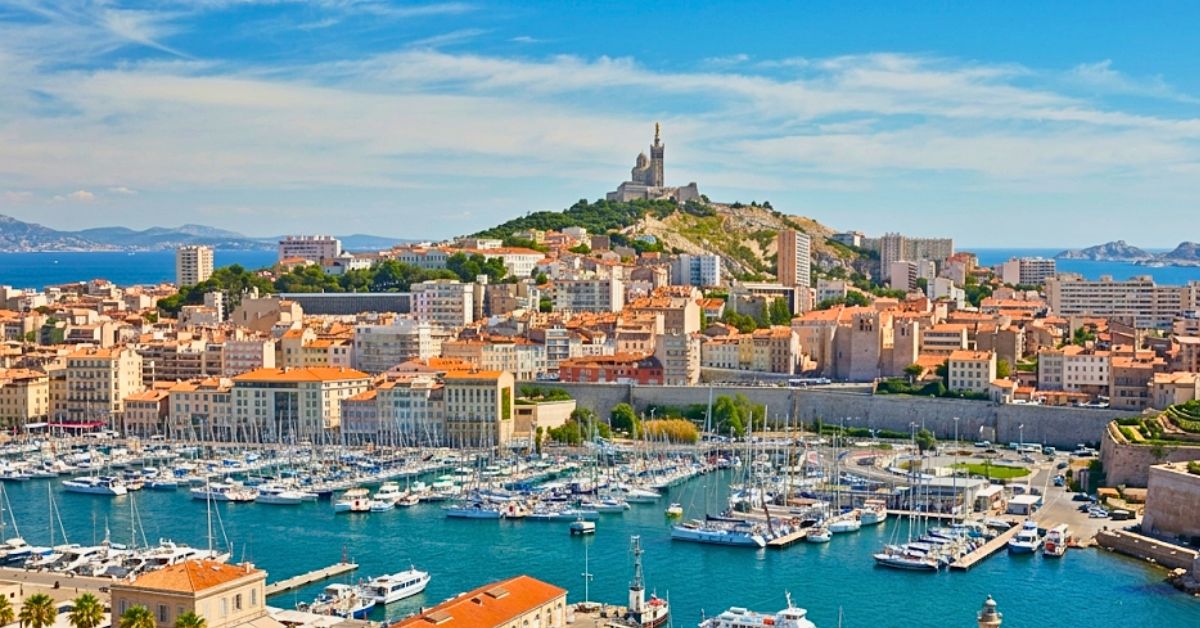 Le Vieux-Port de Marseille et Notre-Dame de la Garde, cadre emblématique pour les événements d'entreprise et soirées de prestige
