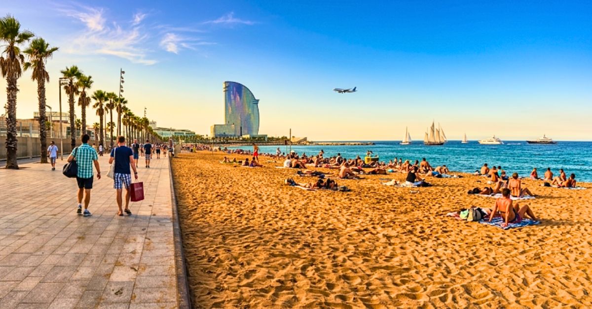 La plage de la Barceloneta à Barcelone, cadre d'activités nautiques et de team building pour un séminaire d'entreprise