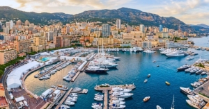 Le Port Hercule de Monaco et ses yachts de luxe, cadre spectaculaire pour les événements d'entreprise de prestige