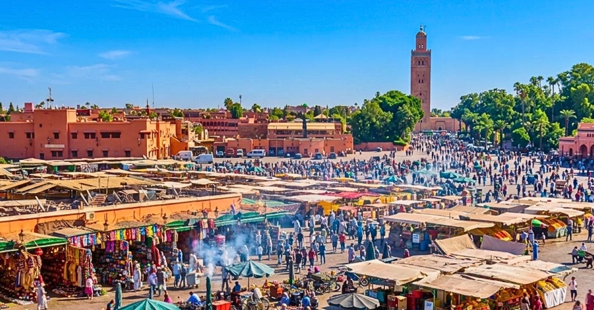 La place Jemaa el-Fna à Marrakech, cœur de la Ville Ocre pour un événement d'entreprise organisé par une agence événementielle
