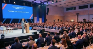 Convention d'entreprise en plénière, prise de parole de la direction lors d'un événement organisé par une agence événementielle