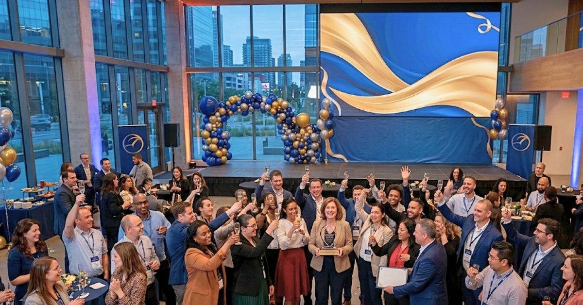 Célébration des jalons d'un anniversaire d'entreprise, moment de reconnaissance et de cohésion
