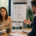 Salariée échangeant avec un responsable au sujet de sa participation à un séminaire d’entreprise