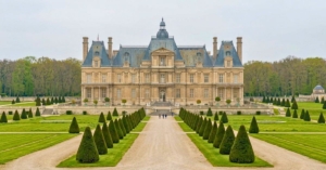 Un château en Île-de-France, lieu de séminaire résidentiel d'entreprise organisé par une agence événementielle